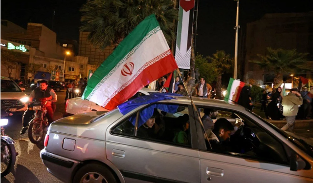 Tahran'da misilleme kutlaması!