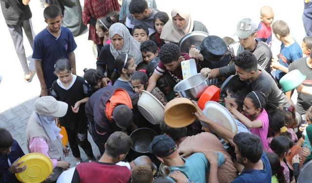 Yardım kuruluşları tarafından Filistinlilere sıcak yemek dağıtıldı