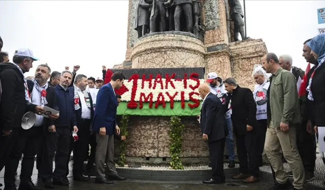 Sendikalardan Taksim Cumhuriyet Anıtı'na çelenk