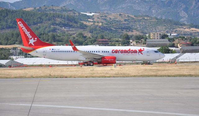 Antalya'da ön lastiği patlayan uçak park yerine çekildi, pist yeniden uçak trafiğine açıldı