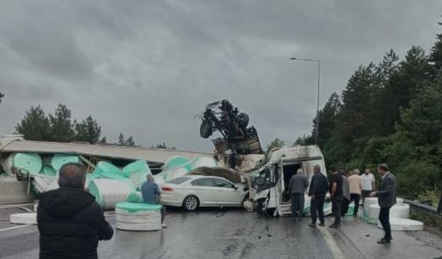 Adana'da 7 araç birbirine girdi: 2'i ağır 6 yaralı!