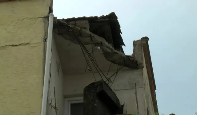 İstanbul Kartal ilçesinde  4 katlı binanın çatısı çöktü! Bina tahliye edildi