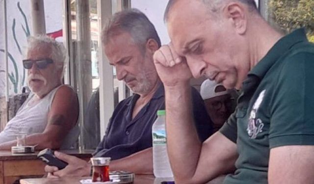 İsmail Kartal, çay ocağında Cuma namazını beklerken görüntülendi