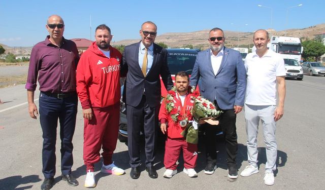 Tarihe geçen milli sporcu Abdullah Kayapınar halaylarla karşılandı