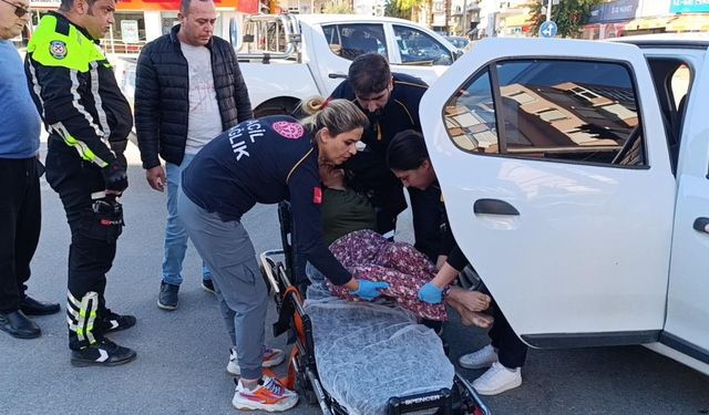 Bayılan karısını hastaneye götürürken kaza yaptı: Baygın şekilde hastaneye götürüldü