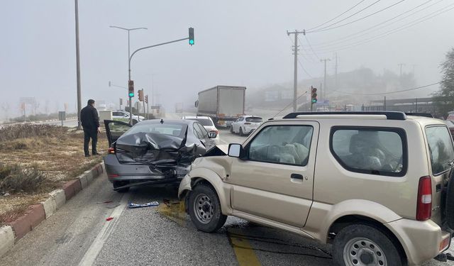 Manisa'da sisli hava zincirleme kaza yaptırdı: 2 yaralı