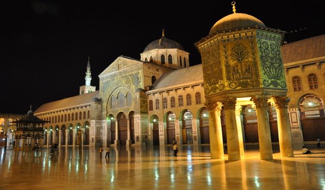 Şam’da Emevi Camii’nde tarihi an: Suriyeliler ve muhalifler namaz kıldı