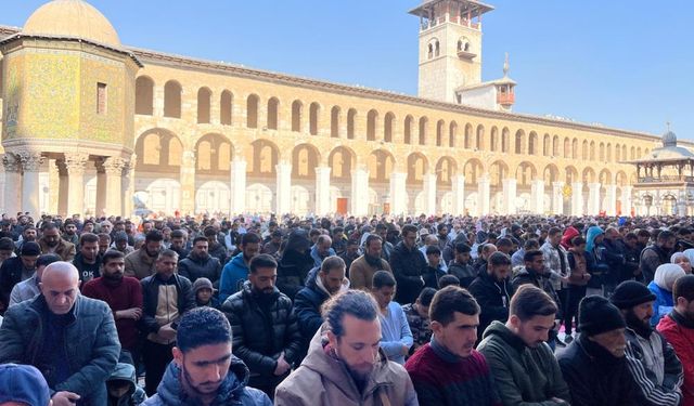 Emevi Camii'nde cuma namazı yoğunluğu