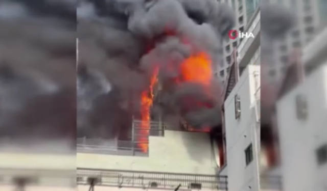 Tokyo'da tadilatı süren bina alevlere teslim oldu