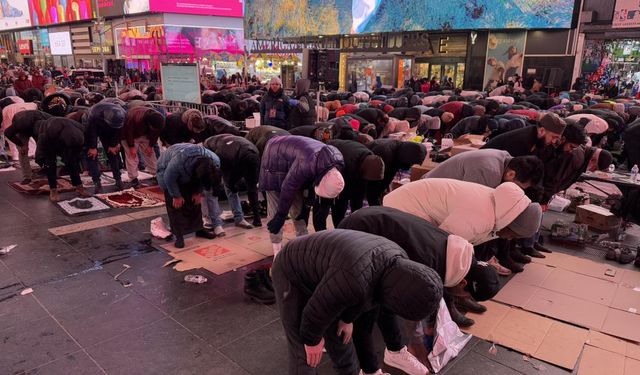 ABD'de Times Meydanı'nda Müslümanlar teravih namazı kıldı