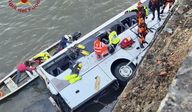 Geri manevra yapan otobüs nehre düştü