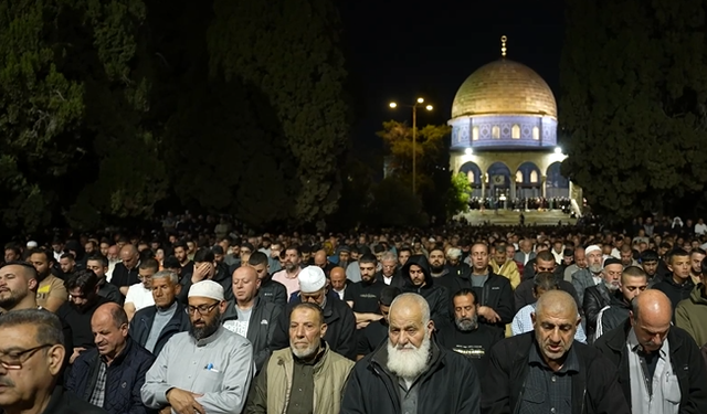Kadir Gecesi'nde 180 bin Müslüman Mescid-i Aksa'da saf tuttu