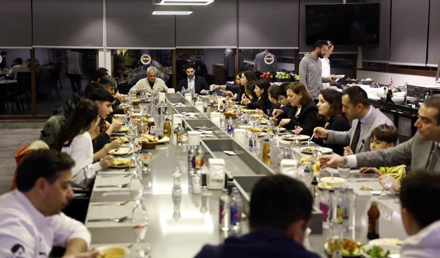 Jose Mourinho bursiyer çocuklar ile iftarda bir araya geldi
