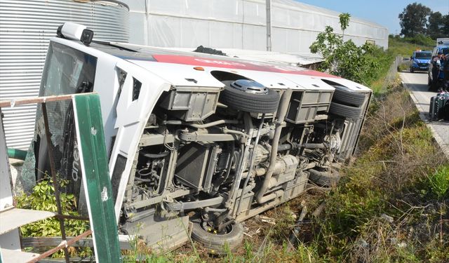 Antalya'da tur midibüsünün devrildi: 18'i turist 19 kişi yaralandı