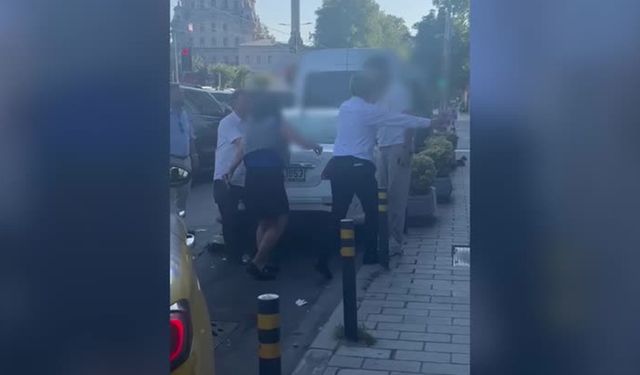 Kadın yolcudan taksi şoförüne dayak