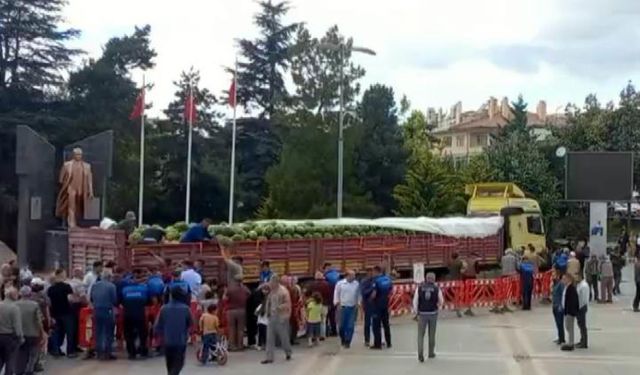 Kayseri'de bedava karpuz kuyruğu