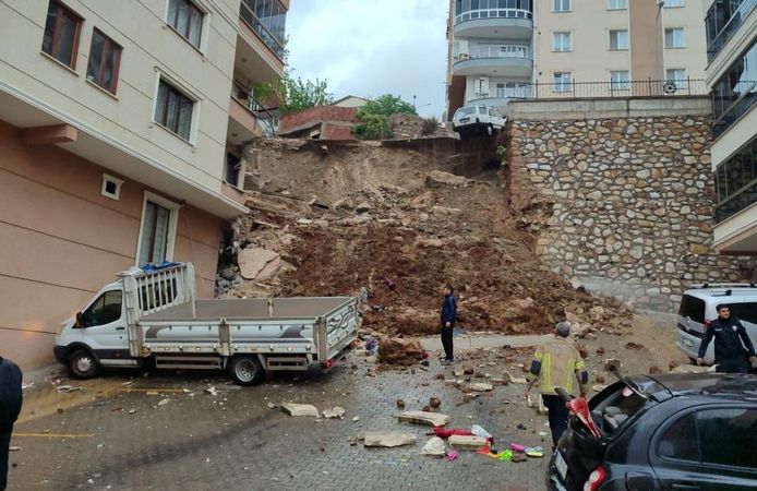 Bursa'da istinat duvarı 2 apartmanın üzerine çöktü