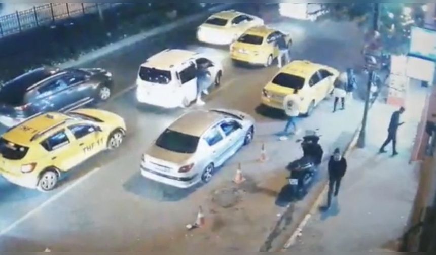  İstanbul’da uyuşturucuyla mücadelede başarılı operasyonlara imza atarak zehir tacirlerine göz açtırmayan Beyoğlu İlçe Emniyet Müdürlüğü Asayiş Büro Amirliği polisleri, geçtiğimiz Çarşamba günü saat 20.30 sıralarında Dolapdere’de uygulamaya yapmaya başladı.
