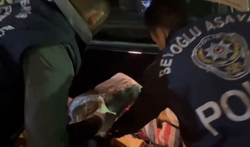  Uygulama sürdüğü esnada 34 TGZ 53 plakalı ticari taksi sürücüsü, Irmak Caddesi’ndeki noktaya yaklaştığı esnada polisin “dur” ihtarına uymayarak kaçmaya başladı. Bunun üzerine Beyoğlu polisi, ticari taksiyi kovalamaya başladı. 