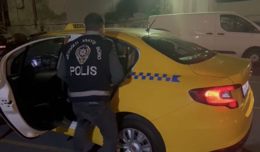 Tarlabaşı semtinin ara sokaklarına girerek izini kaybettirmeye çalışan ticari taksi sürücüsünün peşini bırakmayan polis ekipleri, Tarlabaşı Bulvarı üzerinde trafik durduğu esnada araçlarından indi. 