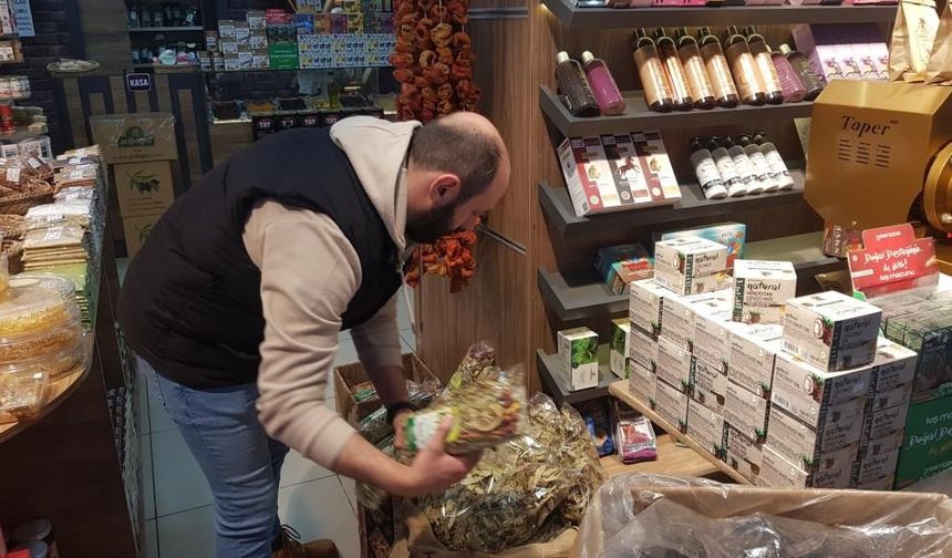 En çok satılan ürünlerin başında ıhlamurun yer aldığını ifade eden Akbulut, kış çaylarına da ilginin olduğunu belirtti.
Karabük’ün Yenice ilçesinde ıhlamur bolluğunun bulunmasından dolayı fiyatının 250 lira olduğunu aktaran Akbulut, geçen yıl 30 lira civarında olan kuşburnunun da 100 liraya satıldığını kaydetti.