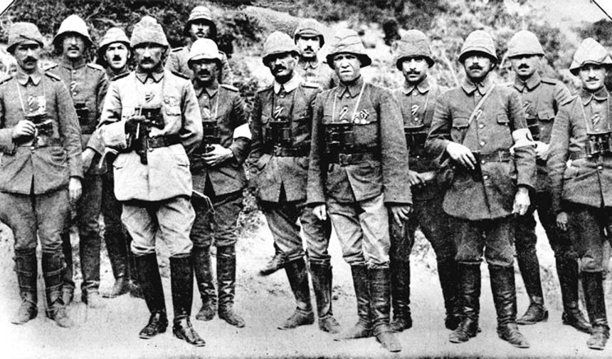 anlayan ingilizler yeni bir tabur askeri Çanakkale'ye getirdi.