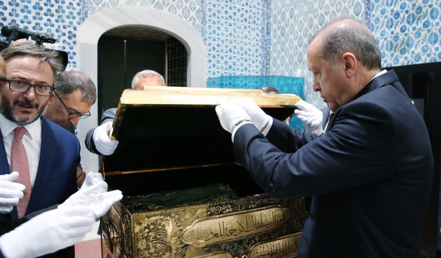 Cumhurbaşkanı Recep Tayyip Erdoğan, Topkapı Sarayı'ndaki Hırka-i Saadet'i ziyaret ederek, Destimal Programı'na katıldı.