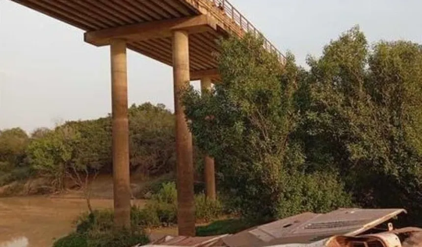 Mali'de otobüs köprüden düştü: 31 ölü