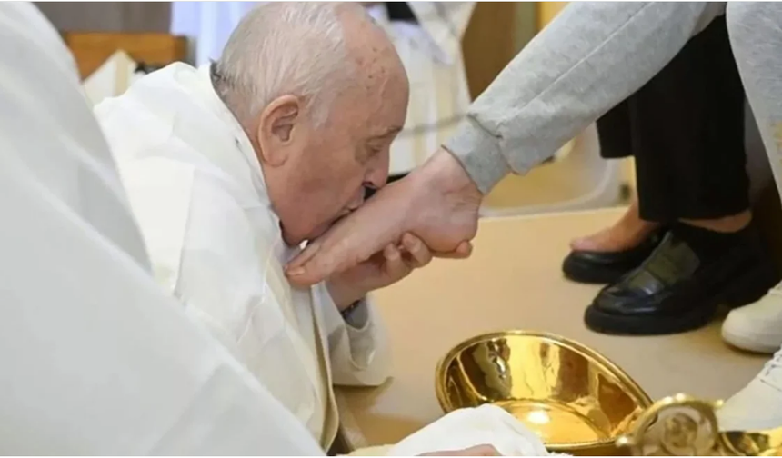 Papa Francis kadın mahkumların ayağını yıkayıp öptü!