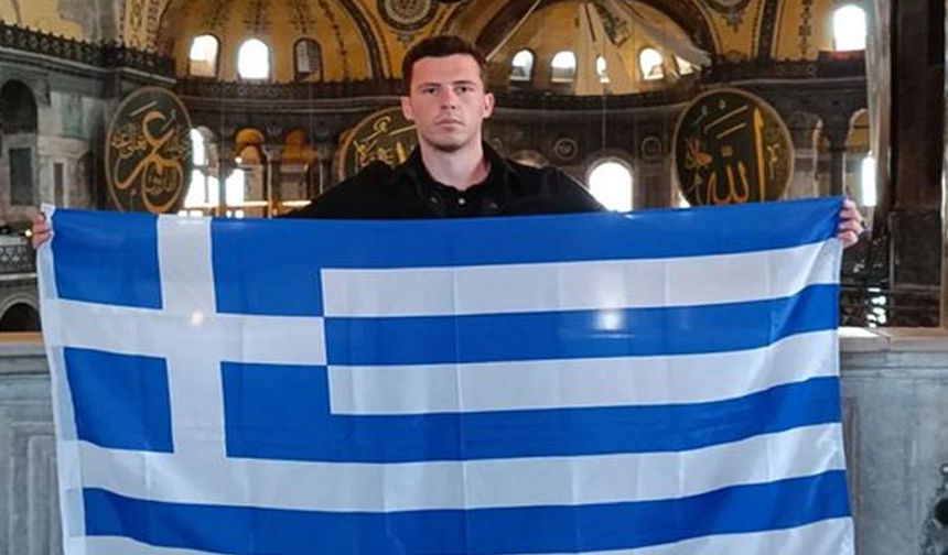 Yunan turistten küstah hareket! Ayasofya önünde bayraklı provokasyon