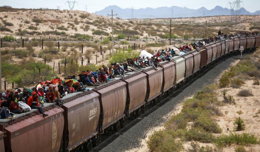 Aylardır devam eden göçmen krizinde tehlikeli yolculuk sürüyor