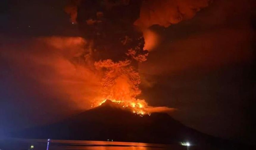 Endonezya’daki yanardağ patladı, 838 kişi tahliye edildi