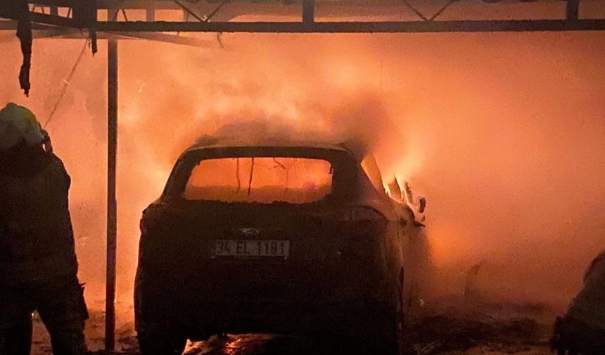 Kadıköy’de otoparkta yangın: 3 araç alev topuna döndü!