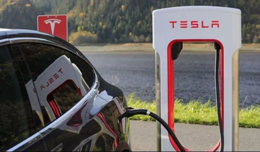 Elon Musk Tesla'nın sürücüsüz taksi modeli için tarih verdi