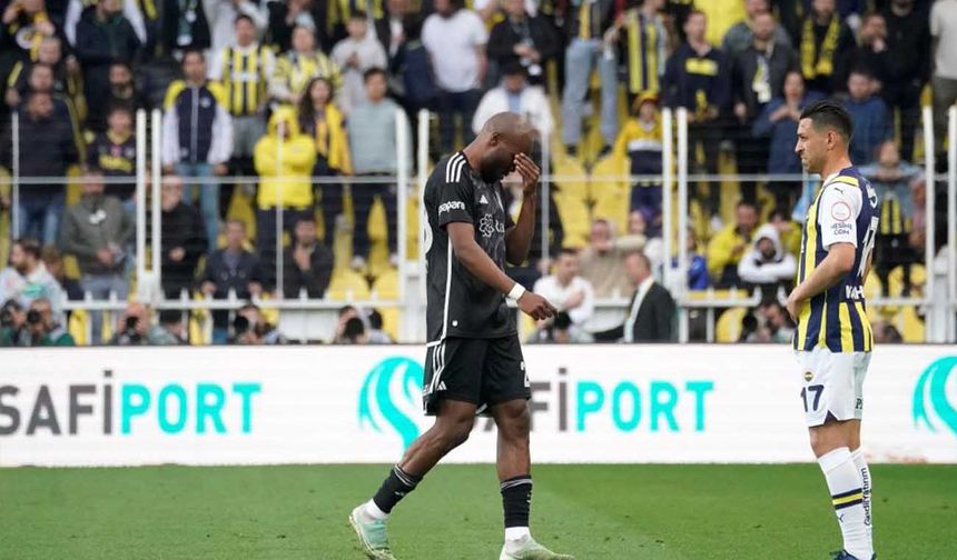 Beşiktaş'ta Al Musrati kırmızı kart görünce taraftarlar çılgına döndü