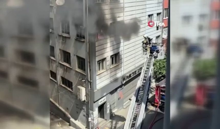 Kağıthane'de korkutan iş yeri yangını: Tekstil makineleri alev aldı