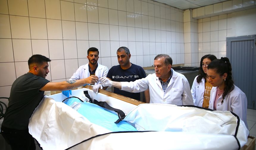 Diyarbakır'da Tıp öğrencileri, ABD'den gelen kadavra üzerinde eğitim görüyor