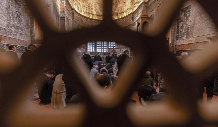 79 yıl sonra yeniden ibadete açılan camide ilk Cuma namazı kılındı