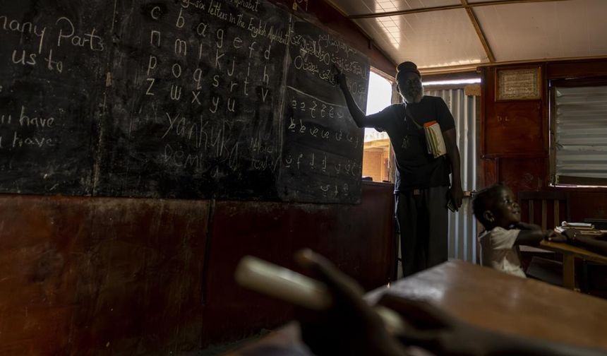 Gambiyalı çocuklar halkın yaptığı okullarda eğitim alıyor