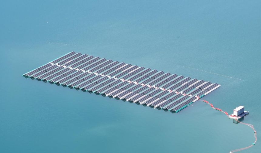 Türkiye'nin ilk yüzer güneş enerjisi santrali üretimine başlayacak