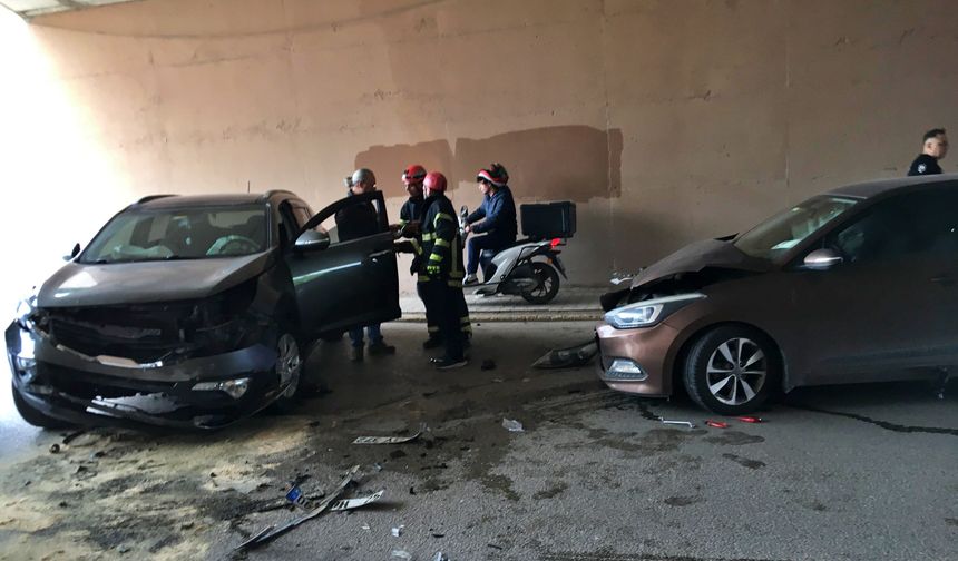 Kocaeli'de 2 otomobil kafa kafaya çarpıştı: Yaralılar var