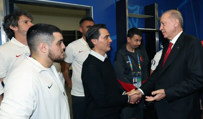 Cumhurbaşkanı Erdoğan, Milli futbolcuları soyunma odasında ziyaret etti