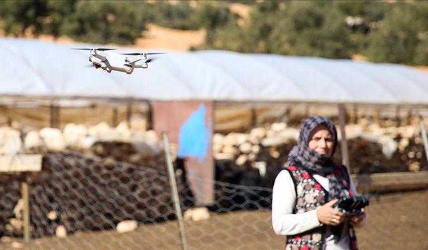 Antalyalı çoban, sürüsünün takibi için drondan faydalanıyor