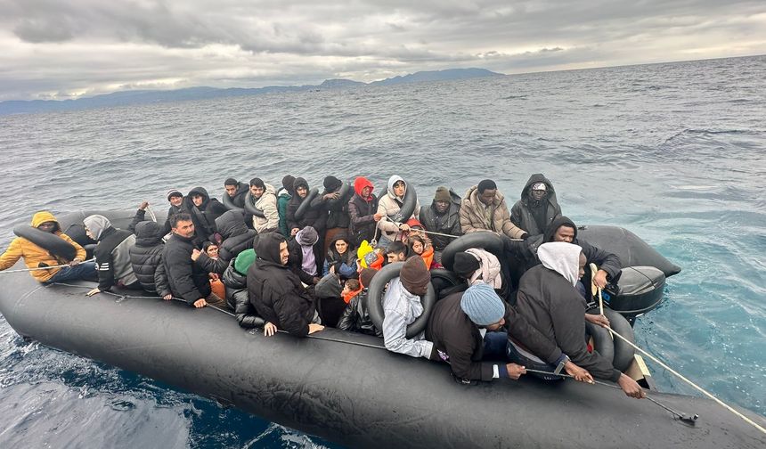 İzmir’de 33 düzensiz göçmen sahil güvenlik ekiplerince kurtarıldı