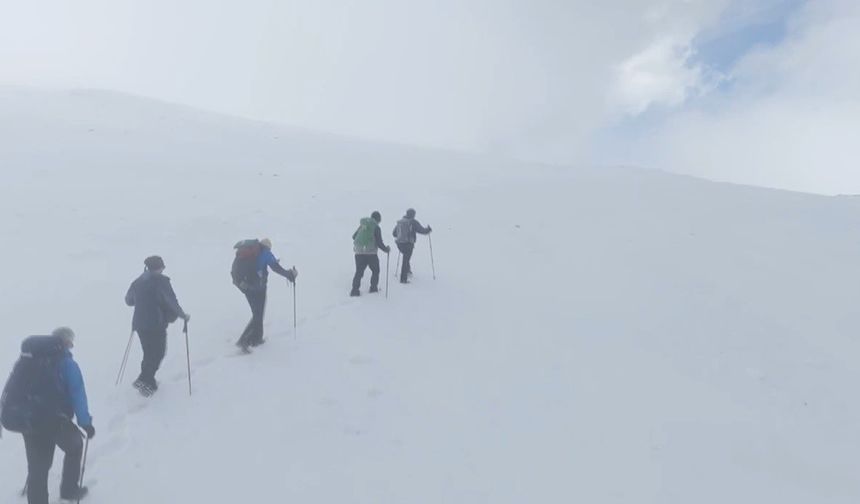 Dağcılara Uludağ'da sezonun ilk kar sürprizi