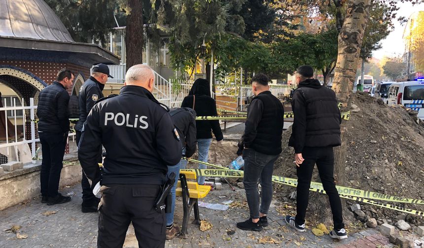 Isparta'da belediye personeli kılığıyla define kazısından tarihi lahit ve küp parçaları çıktı