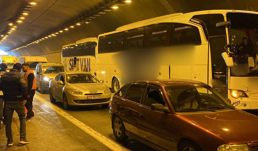 TEM'de iki yolcu otobüsü ve tır kazaya karıştı: Çok sayıda yaralı var