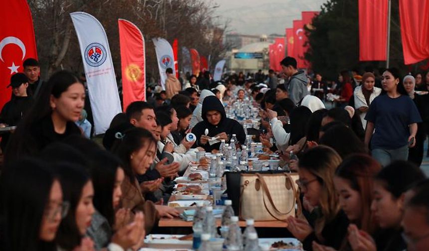 Kırgızistan'da 5 bin kişilik sokak iftarı