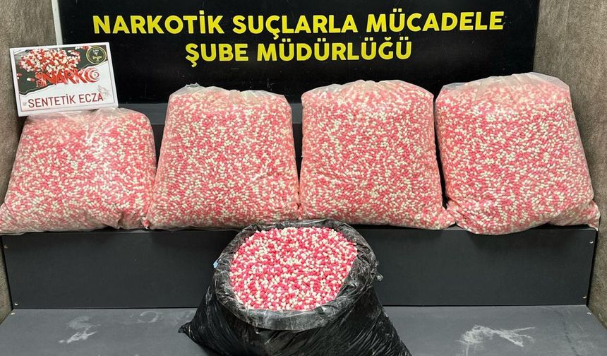 İzmir'de dev operasyon: 160 bin 940 sentetik ecza ele geçirildi