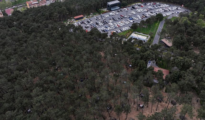 İstanbullular depremin ardından açık alanlardaki bekleyişlerini sürdürüyor